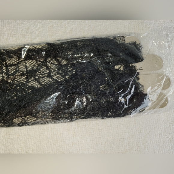 Long black lace spiderweb fingerless gloves - Picture 2 of 5
